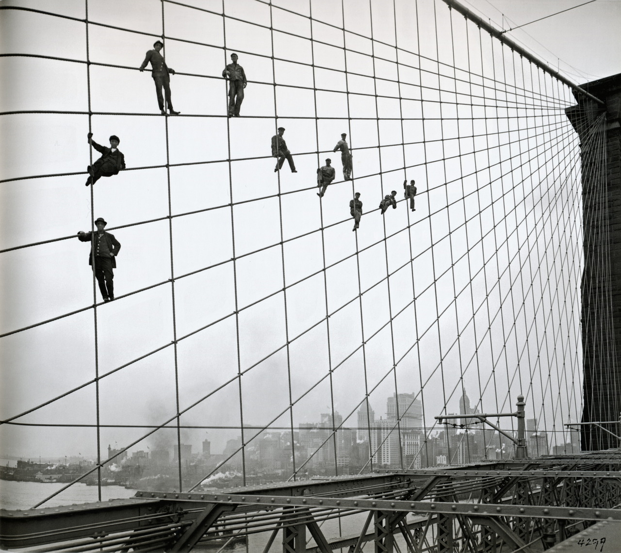 Operai al lavoro sul ponte di Brooklyn, 1914