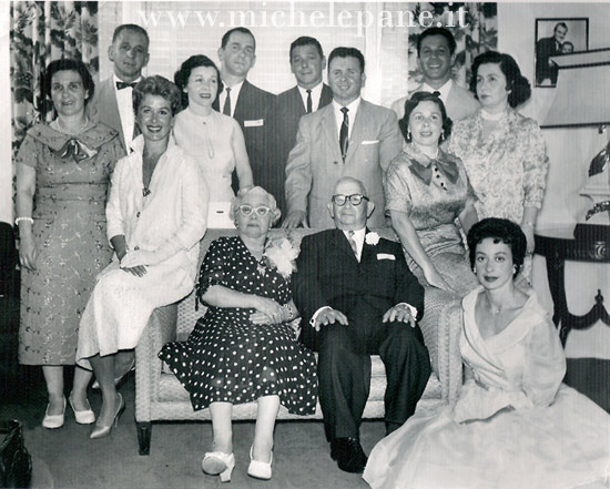 Battista Greco, la moglie Rosa e gli 11 figli nel 1958