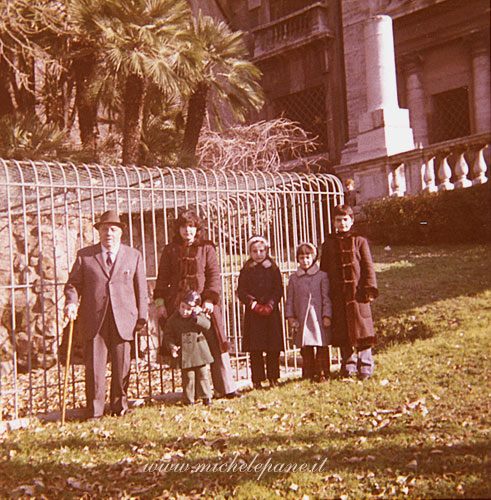 Felice Costanzo a Villa Sciarra (Roma) con i nipoti Raffaella, Mimmo, Teresa, Lucilla e Silvia. Anno 1973 circa