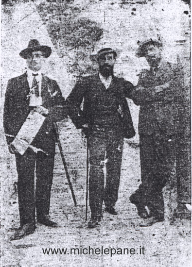 Emilio Grandinetti con una copia dell'Avanti, Costantino Scuderi e Francesco Fazio, 1900 circa